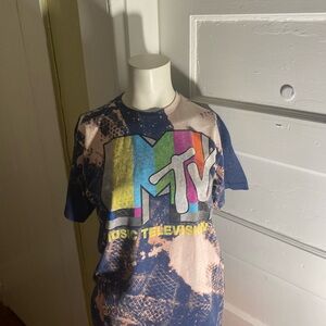 MTV Blue and White Short Sleeve Tee with Artistic Flair